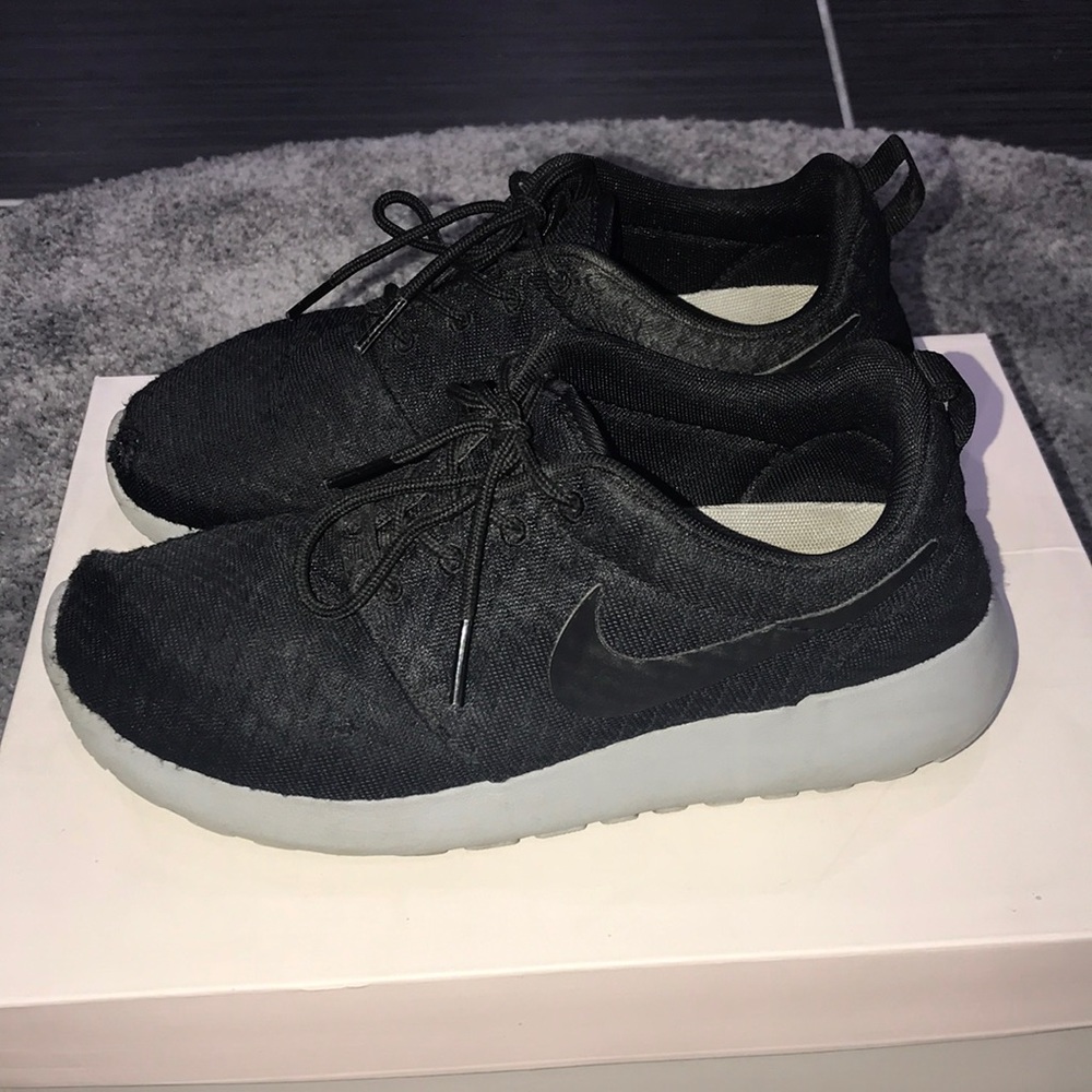 Nike Black and White Roche Shoes
